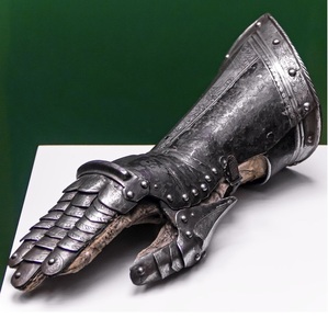 Guantelete de metal Valor, armadura medieval hecha a mano para festivales de caballeros, colecciones históricas y actividades de disfraces. - Product Image 3