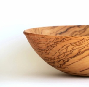 Bol à salade en bois d'olivier fait main, écologique, avec une belle veine de bois, design rustique moderne, durable, 8,5 pouces, bol en olivier TerraCurve - Product Image 6