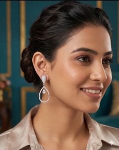 Boucles d'oreilles pendantes élégantes Lucentarts en forme de goutte d'eau, boucles d'oreilles de luxe en diamant AD en forme de larme, bijoux de mode pour femmes, mariage, mariée - Product Image 4
