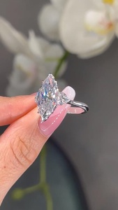 Anillo de Compromiso de Diamante Cultivado en Laboratorio con Corte Triangular de Lujo para Mujer |   Anillo Solitario de Oro de 18K con Certificado IGI |   Joyería para Damas de Honor - Product Image 3