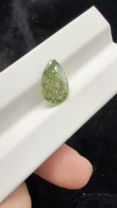 Diamante verde intenso de corte pera cultivado en laboratorio, piedra preciosa vibrante en forma de lágrima, elegante piedra de color brillante para la elaboración de joyería fina. - Product Image 3