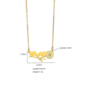 Collar Sweet Daisy para Mujer con Esmalte Artesanal y Baño de Oro PVD, con una Delicada Cadena de Cable - Product Image 3