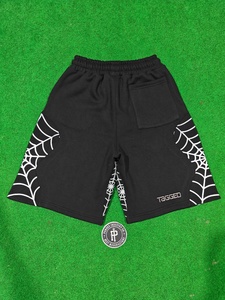 Pantalones cortos deportivos transpirables de punto para hombre, con estampado de telaraña negra y reflectores, cintura con cordón ajustable. - Product Image 3