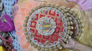 Magnifique tapis Lakshmi Charan avec des boules Gota, d'un aspect somptueux, idéal pour le festival de Navratri, le festival de Diwali, les mariages et la décoration de la maison. - Product Image 2