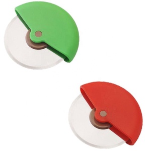 Cortador de pizza de acero inoxidable resistente y elegante con rueda afilada para uso doméstico y en restaurantes hecho de plástico PC duradero - Product Image 3