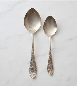 Cuillères de service vintage plaquées argent avec manches gravées, longues, durables, en métal, lot de 2 pour les occasions de mariage - Product Image 1