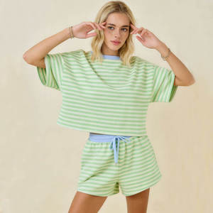 Ensemble deux pièces rayé pour femme avec logo personnalisé, T-shirt décontracté à épaules tombantes contrastant et short à taille élastiquée avec cordon de serrage – Fabricant - Product Image 1
