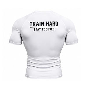 T-shirt de sport pour homme à séchage rapide, haut d'entraînement extensible et respirant, tee-shirt de fitness personnalisable avec logo, vêtement de sport pour la course à pied et la performance masculine - Product Image 5