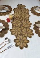 Ensemble de sets de table ronds en coton faits à la main avec broderie florale et travail de point d'iguile, chemin de table pour la décoration de la maison