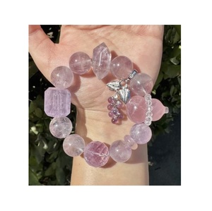 Brazalete de Resina de Lujo con Patrones Decorativos Contemporáneos, Accesorio Elegante para Entusiastas de la Moda - Product Image 1