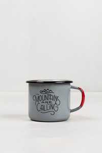 La montagne vous appelle – Tasse émaillée grise avec anse rouge, design rétro, résistante à la chaleur, en acier inoxydable - Product Image 1