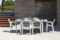Chaise en plastique avec motif imitation bois et accoudoirs confortables pour une utilisation en intérieur, en extérieur et dans le secteur commercial