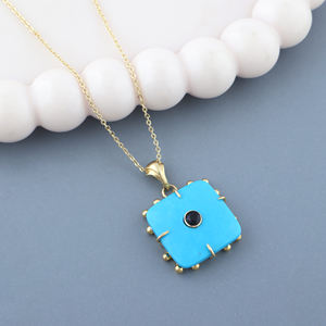 Elegante collar con colgante cuadrado de turquesa azul con detalles en circonita negra, cadena de cuentas chapada en oro de 18k, diseño de diseñador. - Product Image 5