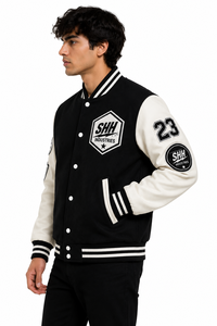 แจ็คเก็ต Letterman Varsity สีดำแบบกำหนดเอง พร้อมปักโลโก้ หมายเลข 23 แขนเสื้อตัดสี กระดุมแป๊กด้านหน้า สไตล์เรโทร โดย SHH - Product Image 4