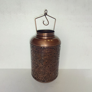 Farolillo de metal bronce mediano con patrón geométrico perforado y ranurado, cuerpo cilíndrico, mango de madera, centro de mesa - Product Image 4