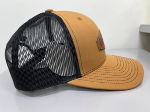 Gorra Trucker con Parche de Cuero con Logotipo en Relieve, Gorras Trucker Personalizadas con Bordado 3D, 6 Paneles Precurvados, Fabricadas en Vietnam - Product Image 4