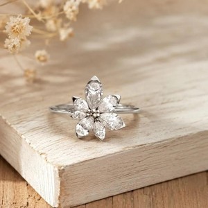 Bague de fiançailles en or jaune massif 10K 14K 18K avec diamant de laboratoire en forme de poire, couleur DEF, clarté VS VVS, design floral unique - Product Image 3