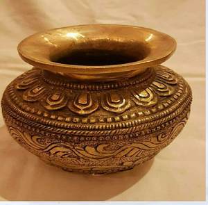 Kalash de latón con acabado antiguo y tallados elaborados de hojas y enredaderas para ceremonias. Disponible a precios de mayorista - Product Image 1