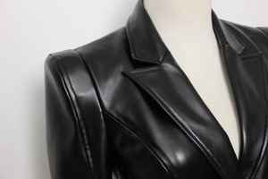 Blazer en cuir classique pour femme : Durabilité intemporelle, élégance raffinée, finition mate et brillante - Product Image 3