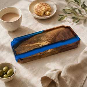 Plateau de service artisanal en résine bleu océan et bois d'acacia naturel avec poignées en laiton design pour une touche d'élégance - Product Image 5