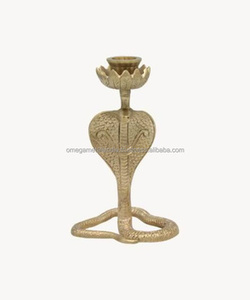 Juego de candelabros de madera refinado con acabado blanco diseñado para decoración de hotel y restaurante de lujo y estilo de mesa - Product Image 6
