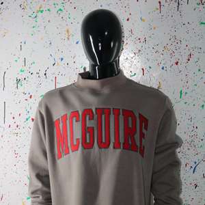 Sudadera MCGUIRE GRIS OSCURO con Cuello Alto, 100% ROJO, Apliques Bordados, Cuello Ancho, Hilos Finos - Product Image 4