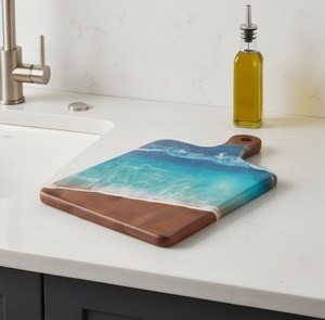 Planche à découper rectangulaire en bois avec poignée, en résine artisanale motif vague océanique bleue, idéale pour le fromage - Product Image 3