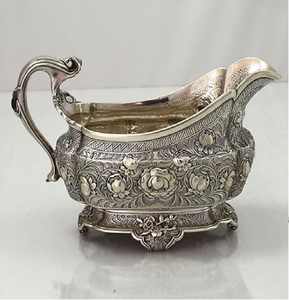 Soupière en argent hautement décorative avec un travail floral repoussé dense et une poignée en forme de volute, disponible à prix de gros. - Product Image 1