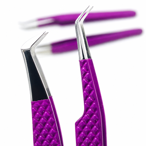 Pince à épiler pour cils volumineux de couleur violette personnalisée avec pointe inclinée, écologique et durable, en acier inoxydable, design moderne pour l'utilisation sur les sourcils - Product Image 1
