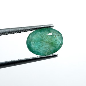 พลอยมรกตธรรมชาติ HAYAAT GEMS น้ำหนัก 1.40 กะรัต รูปทรงวงรีเหลี่ยมเพชรพลอย สีเขียว สำหรับทำแหวน ขนาด 9x6.5x3.5 มม. - Product Image 6