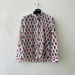 Camisa Casual de Mujer con Estampado Floral, Hecha a Mano con Técnica de Bloqueo, 100% Algodón Cambray, Cuello con Botones, Transpirable, Lavable, Color Rojo Verano - Product Image 3