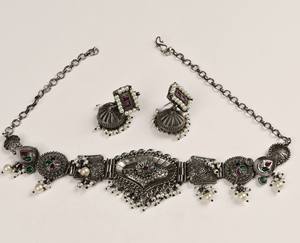 ชุดสร้อยคอแบบโบฮีเมียนสีเงินออกซิไดซ์พร้อมต่างหูแบบจุมก้าประดับเพชรซิคอนหลายเม็ดและมุกทรงหัวใจสำหรับงานหมั้น - Product Image 5