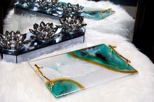 Plateau en résine marbrée vert émeraude écologique fait main avec poignées et sous-verres dorés Artizon Studio - Product Image 4