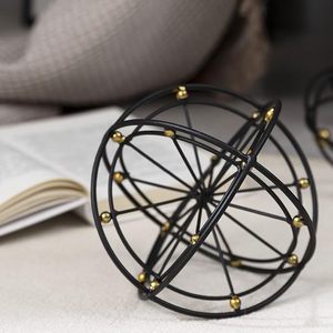 Boule décorative géométrique en métal noir artisanale, orbe moderne pour la maison, sculpture pour table, étagère, table basse, bureau - Product Image 5