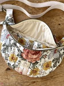 Bolso de Cintura Floral Mes Petites Mains By M con Cierre de Cremallera, Bolso Bandolera Textil para Uso Diario de Mujer, Bolso de Cintura de Algodón Estampado Hecho a Mano - Product Image 1