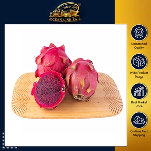 Dragon Fruit frais rose, fruits exotiques entiers et coupés en deux sur plateau en bois, qualité naturelle A - Product Image 2