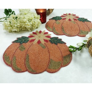 Salvamanteles de Cuentas de Vidrio Hecho a Mano con Diseño de Calabaza Otoñal, Decoración de Mesa para Acción de Gracias y Cosecha, Diseño Blanco y Naranja - Product Image 6