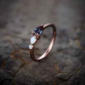 Bague de fiançailles vintage en Alexandrite et Opale, alliance Art Déco en Moissanite, coupe poire, 3 pierres, bague de mariée unique - Product Image 3