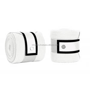 Bandages de jambe équestres en polaire blanche avec bordure noire et fermeture à bouton-pression - Product Image 1