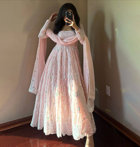 Robe de mariée ethnique indienne très vendue pour l'hiver, en modal, anti-humidité, avec broderie lourde et travail de sequins, Salwar Kameez ajusté prêt-à-porter - Product Image 1