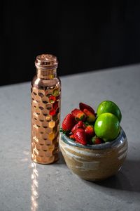 Bouteille d'eau en cuivre pur 100% écologique faite à la main avec couvercle, design traditionnel, portable pour les voyages, l'usage quotidien, la rentrée scolaire, le bureau - Product Image 3