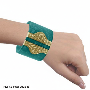 Bracelet manchette élégant en résine vert émeraude avec des accents de filigrane doré complexe, style vintage, pour femme - Product Image 6