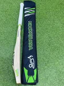 Bate de críquet Kookaburra Kahuna de madera de sauce inglés con mango corto y funda protectora - Product Image 2