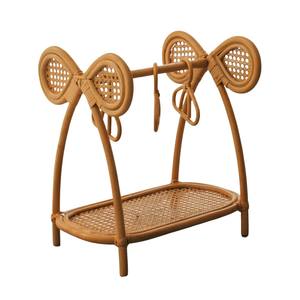 Choisissez cette élégante armoire de rangement pour enfants en rotin avec un barre de suspension robuste et une étagère de rangement inférieure. - Product Image 1