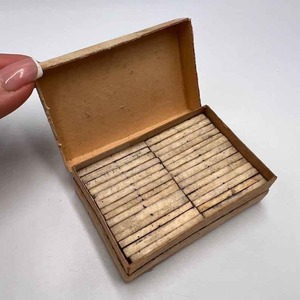 Jeu de dominos en os naturel, tuiles en bois sculptées à la main, pièces de jeu de table avec incrustations patinées - Product Image 3