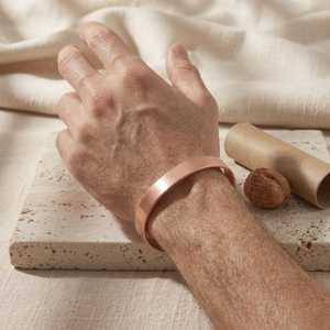 Bracelet manchette en cuivre massif fait main, finition mate satinée brossée, bijou artisanal en cuivre plat pour hommes et femmes, OEM. - Product Image 2