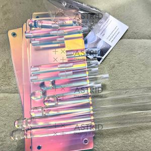 Présentoir à 3 niveaux en acrylique transparent écologique pré-assemblé pour parfums, figurines d'anime et cosmétiques - Product Image 4