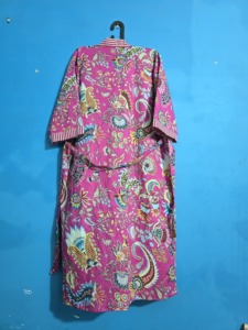 Bata de algodón clásica para mujer con estampado floral rosa, manga larga, hasta la rodilla, suave y cómoda, estampada a mano, de artesanos de Jaipur. - Product Image 4