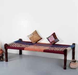 Banco charpai tradicional de madera con patas talladas y lacadas a mano, y tejido de yute natural, disponible a precios de mayorista. - Product Image 3