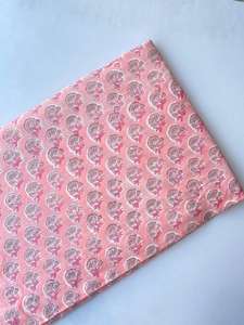 Tela Ligera de Punto con Estampado Floral Rosa para Confección de Vestidos y Manualidades, Tela Hecha a Mano con Diseño de Bloques Florales - Product Image 3